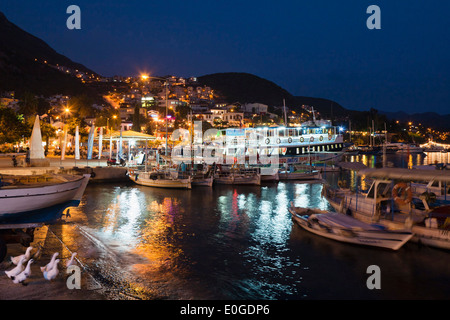 La nuit du port de Kas, côte lycienne, Lycie, Mer Méditerranée, Turquie, Asie Banque D'Images