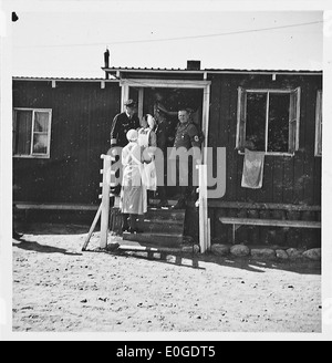 Cette photographie capture une visite à la maison d'un soldat pendant la seconde Guerre mondiale, décrivant la vie sociale et l'infrastructure militaire en Norvège occupée. Il met en lumière l’architecture, la nature et la présence militaire de l’époque pendant la guerre. Banque D'Images