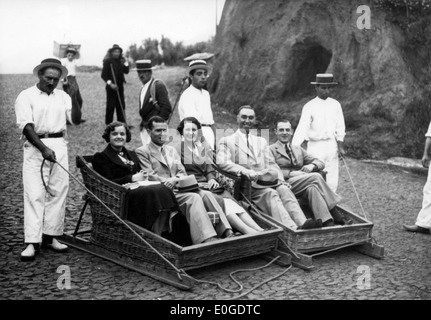 Les touristes traditionnels ride entre luge et Monte Funchal à Madère Portugal 1940 1950 Maison de vacances voyage Banque D'Images