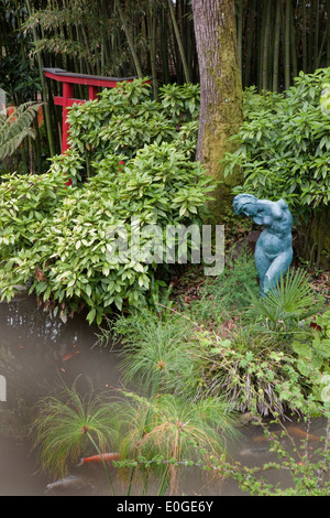 Chinese gate et Auguste Rodin sculpture à un étang à Andre Jardin des Hellers, Giardino Botanico, Gardone Riviera, Lac de Garde, Lom Banque D'Images