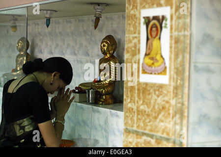 Dhaka, Bangladesh. 13 mai, 2014. Buddha Purnima, la plus grande fête religieuse de la communauté bouddhiste, est célébré dans tout le pays.En ce jour saint, Bouddha est né comme Kopilabostu Siddartha Gautam dans d'état indien du Bihar dans autour de 563 B.C., atteint l'illumination à l'âge de 35 ans (528 avant J.-C.) et enfin embrassé 'nirvana'' à l'âge de 80 ans (483 avant J.-C.).Les programmes comportent de hisser des drapeaux nationaux et religieux au sommet de tous les monastères et de récitation du versets sacrés de la Tripitak et la rupture de la porte par les moines.Selon la religion bouddhiste, le Bouddha était en Banque D'Images