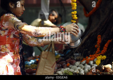 Dhaka, Bangladesh. 13 mai, 2014. Buddha Purnima, la plus grande fête religieuse de la communauté bouddhiste, est célébré dans tout le pays.En ce jour saint, Bouddha est né comme Kopilabostu Siddartha Gautam dans d'état indien du Bihar dans autour de 563 B.C., atteint l'illumination à l'âge de 35 ans (528 avant J.-C.) et enfin embrassé 'nirvana'' à l'âge de 80 ans (483 avant J.-C.).Les programmes comportent de hisser des drapeaux nationaux et religieux au sommet de tous les monastères et de récitation du versets sacrés de la Tripitak et la rupture de la porte par les moines.Selon la religion bouddhiste, le Bouddha était en Banque D'Images