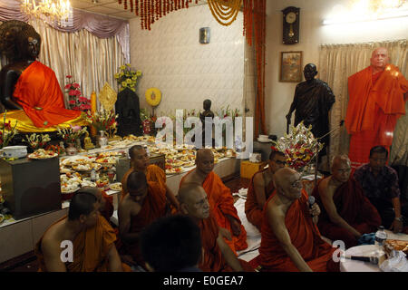 Dhaka, Bangladesh. 13 mai, 2014. Buddha Purnima, la plus grande fête religieuse de la communauté bouddhiste, est célébré dans tout le pays.En ce jour saint, Bouddha est né comme Kopilabostu Siddartha Gautam dans d'état indien du Bihar dans autour de 563 B.C., atteint l'illumination à l'âge de 35 ans (528 avant J.-C.) et enfin embrassé 'nirvana'' à l'âge de 80 ans (483 avant J.-C.).Les programmes comportent de hisser des drapeaux nationaux et religieux au sommet de tous les monastères et de récitation du versets sacrés de la Tripitak et la rupture de la porte par les moines.Selon la religion bouddhiste, le Bouddha était en Banque D'Images