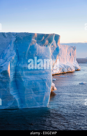 Iceberg tabulaire au lever du soleil, mer de Weddell, l'Antarctique Banque D'Images