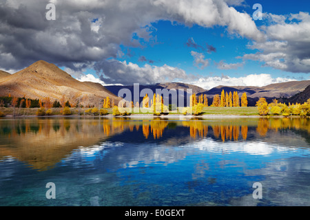 Paysage de montagne en couleurs de l'Automne, lac Benmore, Nouvelle-Zélande Banque D'Images