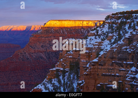 Vue depuis Mather Point à travers le Grand Canyon au coucher du soleil, Rive Sud, le Parc National du Grand Canyon, Arizona, USA, Amérique Latine Banque D'Images