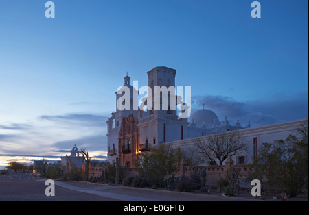 Mission San Xavier del Bac dans la soirée, Tucson, désert de Sonora, en Arizona, USA, Amérique Latine Banque D'Images