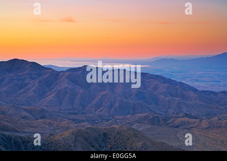 Vue depuis la vallée de Coachella à touches avec peu de San Bernardino Mts. au lever du soleil, Salton Sea, Indio, Santa Rosa mts., Joshua T Banque D'Images