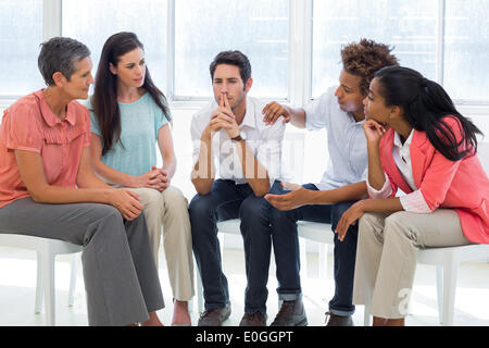 La thérapie de groupe en session assis en cercle Banque D'Images