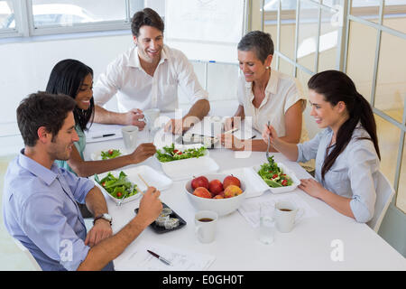 Manger des fruits et des travailleurs ainsi que de la salade pour le déjeuner Banque D'Images