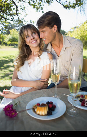 Cute couple hugging tandis que sur une date Banque D'Images