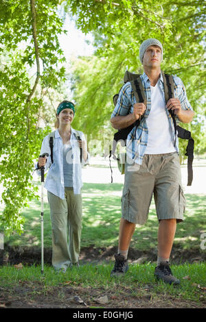 Happy active couple on a hike Banque D'Images