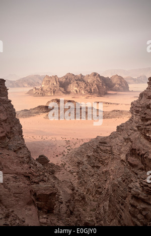 Vue à couper le souffle de Wadi Rum, les sept piliers de la sagesse de la randonnée, de la Jordanie, Moyen-Orient, Asie Banque D'Images