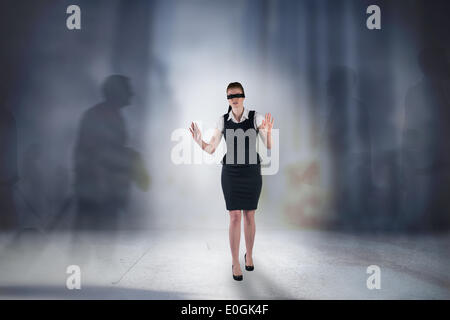 Image composite de redhead businesswoman dans un bandeau Banque D'Images