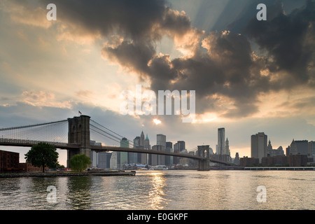 Pont de Brooklyn, l'un des plus anciens ponts suspendus des États-Unis. Achevée en 1883, elle relie la ville de New York bor Banque D'Images