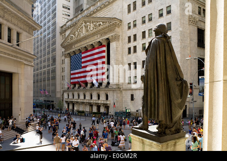New York Stock Exchange mit US Flag, du quartier financier, de la Statue de George Washington à l'avant-plan, Manhattan, New Y Banque D'Images