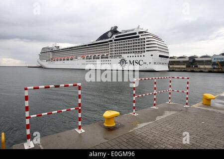 Gdynia, Pologne 13th, mai 2014 navire luxueux bateau de croisière MSC Orchestra appartenant à la Compagnie MSC Cruises battant pavillon panaméen est arrivé au port de Gdynia. Navire a 16 ponts avec plus de 1 200 cabines. Dispose de 6 restaurants, discothèque, cinéma, théâtre avec plus de 1100 s'assoit, casino, 2 piscines, 2 saunas, 2 bains turcs, 4 jackuzzi et court de tennis. La visite est une partie de croiseurs visites seazon port de Gdynia. Cette année sera l'hôte du port de Gdynia 52 grands navires à passagers . Credit : Michal Fludra/Alamy Live News Banque D'Images