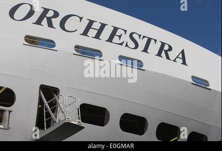 Gdynia, Pologne 13th, mai 2014 navire luxueux bateau de croisière MSC Orchestra appartenant à la Compagnie MSC Cruises battant pavillon panaméen est arrivé au port de Gdynia. Navire a 16 ponts avec plus de 1 200 cabines. Dispose de 6 restaurants, discothèque, cinéma, théâtre avec plus de 1100 s'assoit, casino, 2 piscines, 2 saunas, 2 bains turcs, 4 jackuzzi et court de tennis. La visite est une partie de croiseurs visites seazon port de Gdynia. Cette année sera l'hôte du port de Gdynia 52 grands navires à passagers . Credit : Michal Fludra/Alamy Live News Banque D'Images