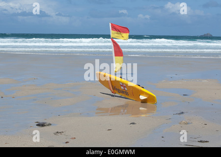 Drapeaux d'avertissement et de sauveteurs de surf sur une plage vide à Sennen Cove Cornwall Banque D'Images