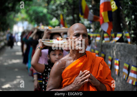 Dhaka, Bangladesh. 13 mai, 2014. Le Bouddha Bhikhu priaient à Dhormorazik Bihar Bouddha à Dhaka. Buddha Purnima, la plus grande fête religieuse des bouddhistes, est célébrée aujourd'hui (mardi) au Bangladesh, comme dans les autres pays de la sous-continent indien, l'Extrême-Orient et en Asie du sud-est. Buddha Purnima est un festival qui marque Gautam la naissance de Bouddha, son illumination et sa mort. Il tombe sur le jour de la pleine lune de mai. Bouddha était né un jour de pleine lune en 563 av. Credit : PACIFIC PRESS/Alamy Live News Banque D'Images