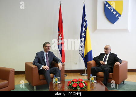 Sarajevo, Bosnie-Herzégovine. 13 mai, 2014. Président du Conseil des ministres de la Bosnie-Herzégovine (BiH) Vjekoslav Bevanda (R) et la visite de Premier ministre serbe Aleksandar Vucic parler dans l'édifice du parlement à Sarajevo, Bosnie-Herzégovine, le 13 mai 2014. C'est la première visite officielle de Vucic à l'étranger depuis qu'il est devenu premier ministre serbe en avril. Credit : Haris Memija/Xinhua/Alamy Live News Banque D'Images