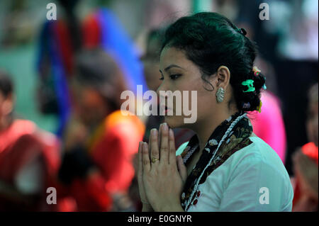 Dhaka, Bangladesh. 13 mai, 2014. Les prières prière à Dhormorazik Bihar Bouddha à Dhaka. Buddha Purnima, la plus grande fête religieuse des bouddhistes, est célébrée aujourd'hui (mardi) au Bangladesh, comme dans les autres pays de la sous-continent indien, l'Extrême-Orient et en Asie du sud-est. Buddha Purnima est un festival qui marque Gautam la naissance de Bouddha, son illumination et sa mort. Il tombe sur le jour de la pleine lune de mai. Bouddha était né un jour de pleine lune en 563 av. Credit : PACIFIC PRESS/Alamy Live News Banque D'Images