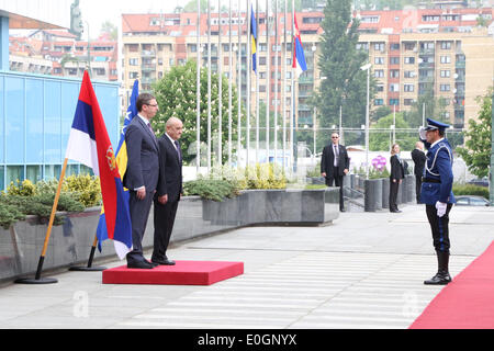 Sarajevo, Bosnie-Herzégovine. 13 mai, 2014. Président du Conseil des ministres de la Bosnie-Herzégovine (BiH) Vjekoslav Bevanda (2L) et en visitant le Premier ministre serbe, Aleksandar Vucic (1re L) gardes d'honneur d'examen devant le Parlement à Sarajevo, Bosnie-Herzégovine, le 13 mai 2014.C'est la première visite officielle de Vucic à l'étranger depuis qu'il est devenu premier ministre serbe en avril. Credit : Haris Memija/Xinhua/Alamy Live News Banque D'Images