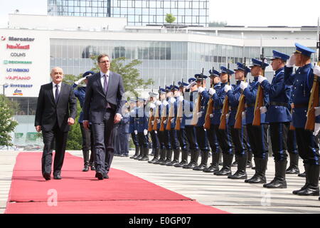 Sarajevo, Bosnie-Herzégovine. 13 mai, 2014. Président du Conseil des ministres de la Bosnie-Herzégovine (BiH) Vjekoslav Bevanda (L) et la visite de Premier ministre serbe Aleksandar Vucic gardes d'honneur d'examen devant le Parlement à Sarajevo, Bosnie-Herzégovine, le 13 mai 2014.C'est la première visite officielle de Vucic à l'étranger depuis qu'il est devenu premier ministre serbe en avril. Credit : Haris Memija/Xinhua/Alamy Live News Banque D'Images