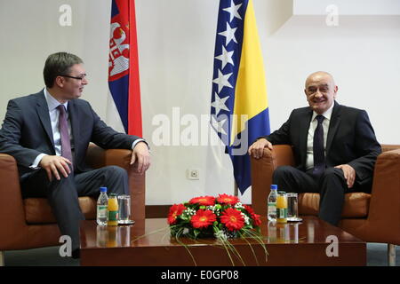 Sarajevo, Bosnie-Herzégovine. 13 mai, 2014. Président du Conseil des ministres de la Bosnie-Herzégovine (BiH) Vjekoslav Bevanda (R) et la visite de Premier ministre serbe Aleksandar Vucic parler dans l'édifice du parlement à Sarajevo, Bosnie-Herzégovine, le 13 mai 2014. C'est la première visite officielle de Vucic à l'étranger depuis qu'il est devenu premier ministre serbe en avril. Credit : Haris Memija/Xinhua/Alamy Live News Banque D'Images