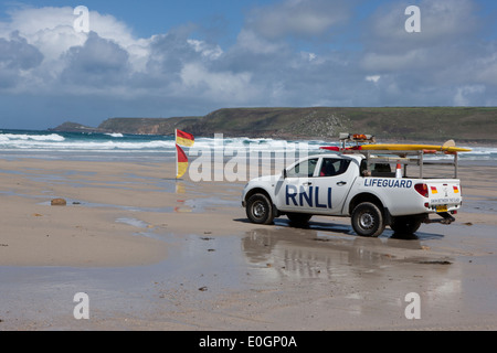 Des sauveteurs dans un 4x4 pick-up avec des drapeaux d'avertissement sur une plage de Sennen Cove Cornwall Banque D'Images