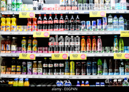 Bouteilles de boissons gazeuses sucrées en vente. Banque D'Images