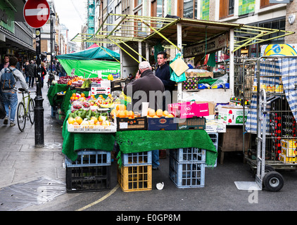 Un étal de fruits dans Berwick Street Market à Soho, Londres, Royaume-Uni. Banque D'Images