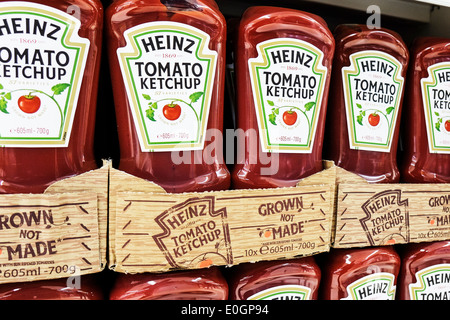 Récipients d'Heinz Tomato Ketchup sur l'affichage dans un supermarché Tesco. Banque D'Images