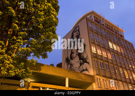 Artiste Graffiti El Mac's oeuvre intitulée 'femme et enfant' dans la ville de Bristol, Royaume-Uni Banque D'Images