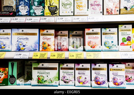 Etagères de paquets de tisanes dans un supermarché Tesco. Banque D'Images