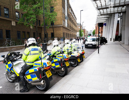Quatre agents de moto de la Police métropolitaine en stationnement sur une rue dans Southwark. Banque D'Images