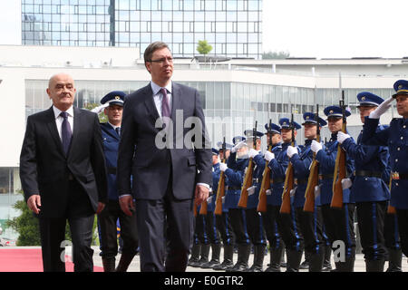 Sarajevo, Bosnie-Herzégovine. 13 mai, 2014. Président du Conseil des ministres de la Bosnie-Herzégovine (BiH) Vjekoslav Bevanda (L) et la visite de Premier ministre serbe Aleksandar Vucic gardes d'honneur d'examen devant le Parlement à Sarajevo, Bosnie-Herzégovine, le 13 mai 2014.C'est la première visite officielle de Vucic à l'étranger depuis qu'il est devenu premier ministre serbe en avril. Credit : Haris Memija/Xinhua/Alamy Live News Banque D'Images