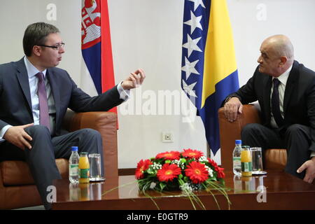 Sarajevo, Bosnie-Herzégovine. 13 mai, 2014. Président du Conseil des ministres de la Bosnie-Herzégovine (BiH) Vjekoslav Bevanda (R) et la visite de Premier ministre serbe Aleksandar Vucic parler dans l'édifice du parlement à Sarajevo, Bosnie-Herzégovine, le 13 mai 2014. C'est la première visite officielle de Vucic à l'étranger depuis qu'il est devenu premier ministre serbe en avril. Credit : Haris Memija/Xinhua/Alamy Live News Banque D'Images