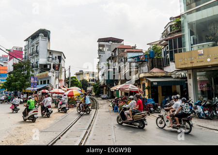 Scène de rue avec des cyclomoteurs, Hanoi, Vietnam, Asie Banque D'Images