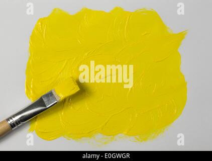 La peinture jaune avec paintbrush Banque D'Images