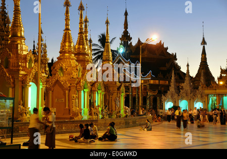 Des gens assis en face de la pagode Shwedagon, Yangon, Myanmar, Birmanie, Asie Banque D'Images