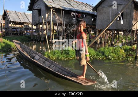 Dans la région de Nga Phe Chaung sur le lac Inle, Myanmar, Birmanie, Asie Banque D'Images