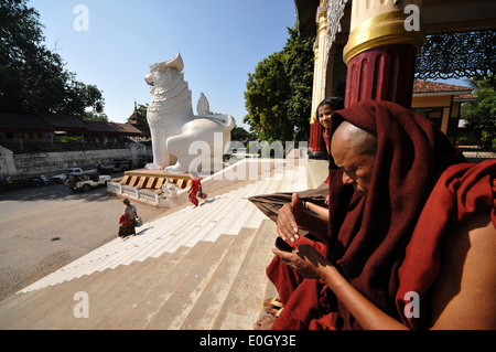 Moine avec Mobil à l'entrée de l'allée zum Mandalay Hill, Mandalay, Myanmar, Birmanie, Asie Banque D'Images