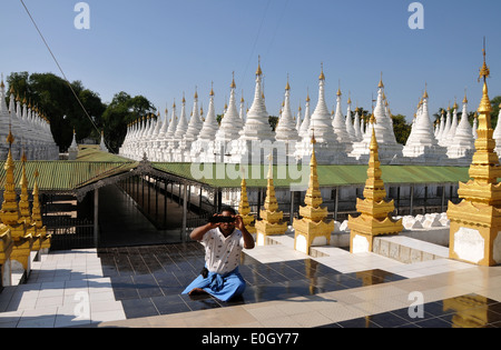 Un seul homme de prendre une photo, de pagode Sandamuni Mandalay Hill, Mandalay, Myanmar, Birmanie, Asie Banque D'Images