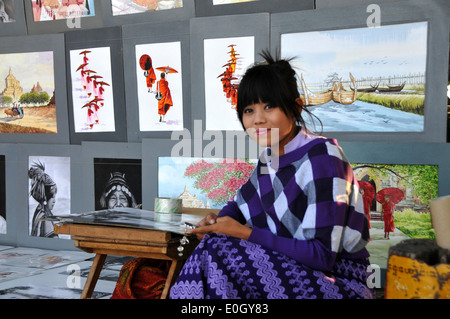 L'artiste avec ses œuvres sur le pont U Bein, Amarapura près de Mandalay, Myanmar, Birmanie, Asie Banque D'Images