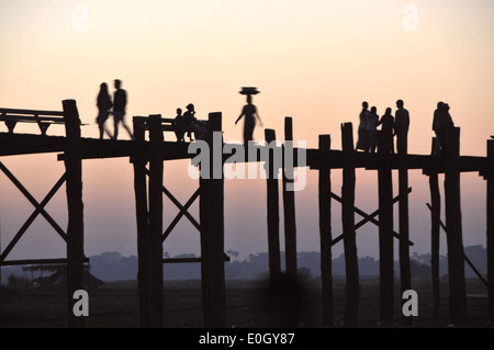 Au pont U Bein, Amarapura près de Mandalay, Myanmar, Birmanie, Asie Banque D'Images