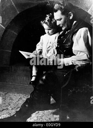 01 janvier 1940 - Allemagne - dossier Photo : circa 1930s-1940s, emplacement exact inconnu. Leader Nazi Hermann Goering avec sa fille EDDA dans l'une des photographies de la collection personnelle d'Hitler l'homme de droite qui s'est suicidé dans sa cellule de Nuremberg en 1945. Banque D'Images