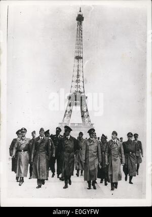 Jan 1, 1940 - Il y a quatre ans, Hitler se rend à Paris en tant que conquérant. Il marcha en triomphe sous la Tour Eiffel. C'était sa grande illusion qu'il pouvait Supose l'état de son ''Waster'' sur les peuples libres. Mais le peuple de France se leva, et aujourd'hui, le monde entier est ravie par la nouvelle que Paris est à nouveau libre. Photo montre la dernière fois qu'il avait vu Paris. Hitler dans sa marche triomphale sous la Tour Eiffel. Il y a quatre ans. (Date précise inconnue). Banque D'Images