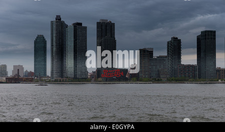 New York, NY USA - 10 mai 2014 : Pepsi-Cola emblématique signe sur le côté de la ville de Long Island East River comme vu sous un ciel chargé. Banque D'Images