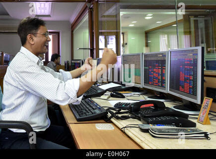 Mumbai, Inde. 13 mai, 2014. Un courtier en valeurs réagit à l'intérieur de la Bourse de Bombay à Mumbai, Inde, le 13 mai 2014. Les stocks de référence du marché indien Sensex de l'ESB a pris fin mardi à tous les temps de haute clôture de 23 871,23, jusqu'320. 23 points ou 1,36 pour cent par rapport à la dernière journée de clôture de 23 551,00 points. © Stringer/Xinhua/Alamy Live News Banque D'Images